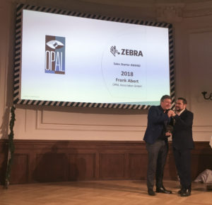 Frank Abert reçoit la distinction Zebra