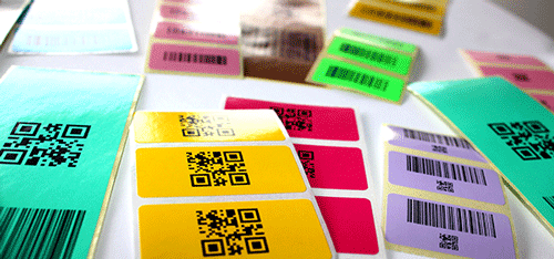 Étiquettes de différentes couleurs avec codes QR
