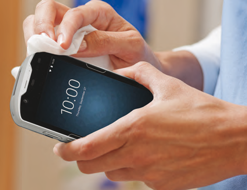 Des appareils mobiles désinfectés avec un chiffon